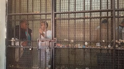 لحضور جلسة محاكمتهم.. وصول المتهمين في قضية رشوة الجمارك الكبرى للجنايات