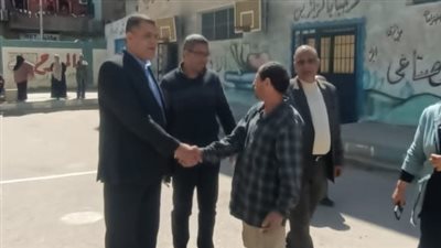 تكريم حارس أحبط محاولة 3 لصوص سرقه مدرسة بالسويس