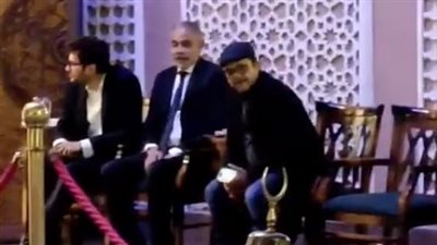 هنيدي وهاني رمزي أول الحاضرين في عزاء والدة محمود البزاوي بمسجد الشرطة |بث مباشر 