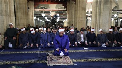 بـ4 روايات.. آلاف المصلين من مصر وقارات العالم يؤدون العشاء والتراويح في الجامع الأزهر
