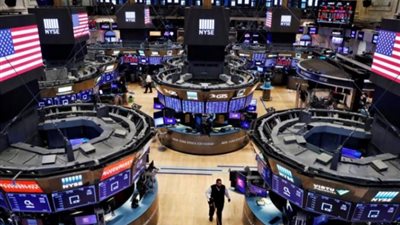 تراجع مؤشرات الأسهم الأمريكية من مستوياتها القياسية وسط تباين في البيانات الاقتصادية