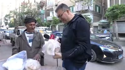 عمرو الليثي يفاجئ بائع خبز في ثالث أيام رمضان بـ 5 آلاف جنيه 