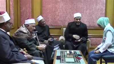 طالبة كفيفة تبهر لجنة الاختبارت على هامش مسابقة شيخ الأزهر لحفظ القرآن 