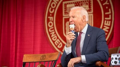 ماركة أحذية مصنوعة خصيصا لحماية الرئيس بايدن من التعثر خلال المشي.. فما القصة؟