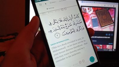 خدي بالك.. حكم قراءة القرآن للحائض من الهاتف على المذاهب الأربعة