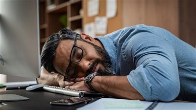 حكم النوم في رمضان من الفجر إلى المغرب.. جائز بشرط واحد