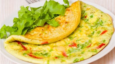قرص البيض بالخضراوات وأصابع البطاطس المقرمشة.. وجبة سحور خفيفة قبل آذان الفجر