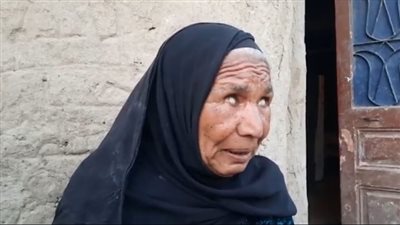 الحاجة زاهية مُسنة كفيفة تسكن بمنزل قديم بالمنيا: المعاش مش مكفيني.. ونفسي حد يبنيلي البيت | بث مباشر