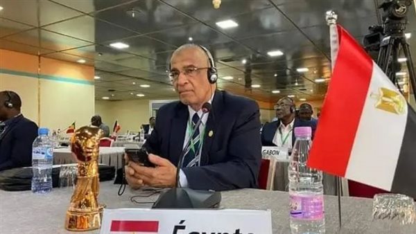 الدكتور عبد العزيز