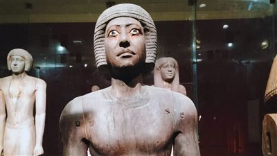 مصنوعة من الخشب.. المتحف المصري بالتحرير يعرض مجموعة من تماثيل الأفراد | صور