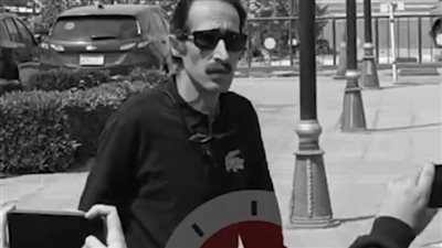 أحمد موسى وخالد عبد العزيز أبزر الحاضرين.. الحزن يسيطر على خيري رمضان خلال تشييع جثمان شقيقته| بث مباشر