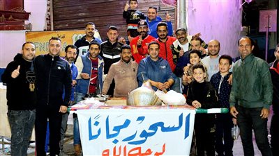 بقدرة فول.. شباب بورسعيد يوزعون وجبات السحور بالمجان: لو نقدر نعمل أكتر مش هنتأخر| صور