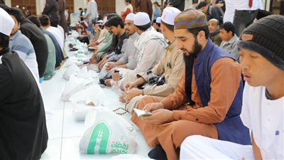 5 آلاف وجبة.. الجامع الأزهر يستقبل الطلاب الوافدين في أكبر مائدة إفطار جماعي | بث مباشر