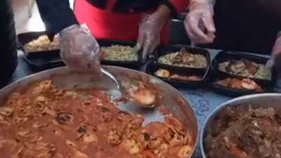 مطبخ الخير.. شباب بأسيوط يوزعون 350 وجبة إفطار يوميًا على الصائمين | بث مباشر