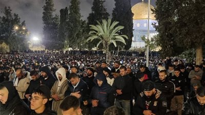 الأكبر منذ عدة أشهر.. 90 ألف مصل يؤدون صلاتي العشاء والتراويح في المسجد الأقصى | صور