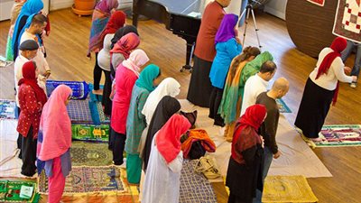 كاتبة سورية: لا مانع أن تؤم المرأة الرجال وتخطب الجمعة