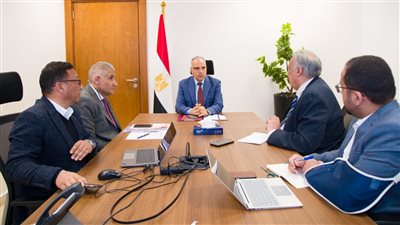 وزير الري يناقش مقترح تنفيذ مركبة برمائية لتطهير الترع والمصارف