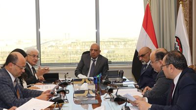 وزير قطاع الأعمال يوجه بسداد مستحقات هيئتي التأمين الاجتماعي والصحي وتسوية المديونية القديمة 