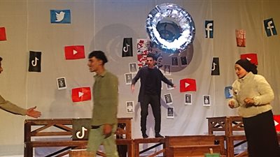 يناقش سلبيات مواقع التواصل.. المحرك المقدس في أول عروض نوادي المسرح الإقليمي بأسيوط