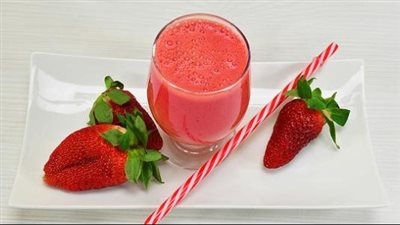 سموذي وميلك شيك.. طريقة عمل عصير فراولة بـ 6 وصفات مثل المحلات