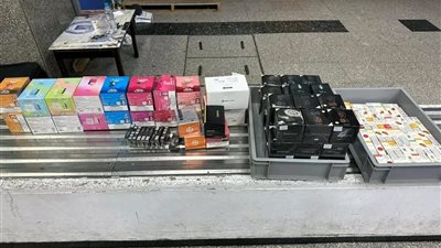 جمارك مطار الغردقة تحبط 4 محاولات لتهريب 7200 عبوة شيش إلكترونية