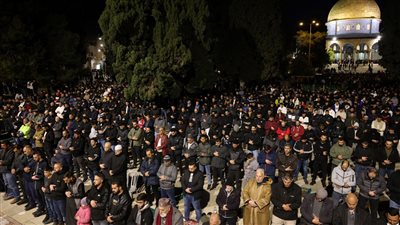 60 ألفًا يؤدون صلاتي العشاء والتراويح في المسجد الأقصى المبارك