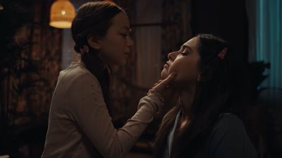 هاجر السراج تلجأ لشقيقتها الطفلة لتضع لها المكياج لأول مرة في إمبراطورية ميم