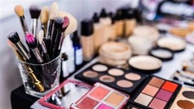 الإفتاء: إذا كانت مساحيق التجميل لا تمنع وصول الماء فلا يجب إزالتها للوضوء