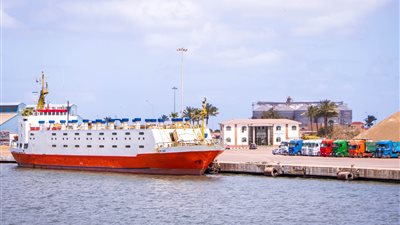 ميناء دمياط يستقبل 7 سفن تجارية بإجمالي بضائع تتجاوز الـ50 ألف طن