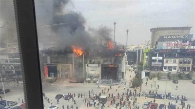 نشوب حريق بمحيط مجمع بنوك في التجمع الخامس| صور