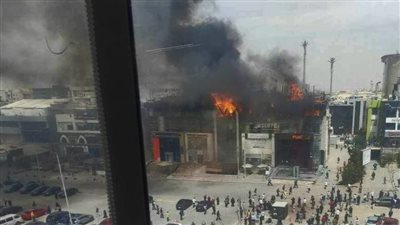 لحظة اندلاع حريق في محيط مجمع بنوك بالتجمع الخامس| فيديو 