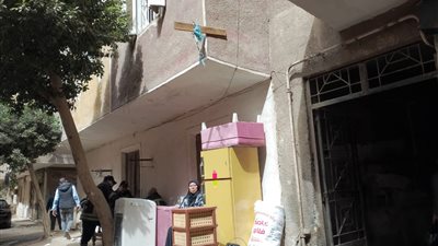 قرار بإزالة عقار متضرر من حريق ستوديو الأهرام.. والأهالي يجمعون متعلقاتهم 