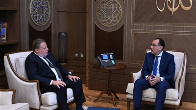 الحكومة: القطاع المصرفي يشهد إقبالًا من حائزي الدولار لاستبداله بالجنيه المصري