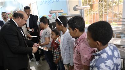 محافظ أسوان يوزع الحلوى والشوكولاتة على الأطفال الأيتام