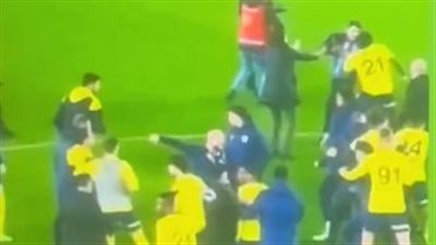 فوضى واشتباكات بين جماهير طرابزون سبور ولاعبي فنربخشة عقب مباراتهم بالدوري| فيديو