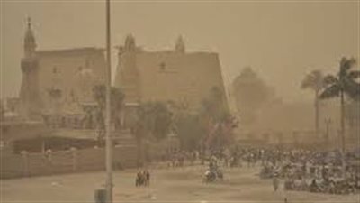 عاصفة ترابية تضرب مدن ومراكز محافظة الأقصر| بث مباشر