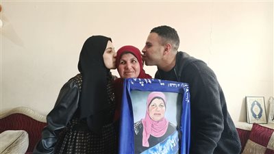 أم الدكاترة.. الأم المثالية بالبحيرة: زوجي انفصل عني وواجهت الحياة لوحدي وكافحت عشان ولادي