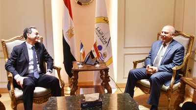 وزير النقل يبحث مع السفير الفرنسي مستجدات إنشاء مجمع صناعي ضخم ببرج العرب