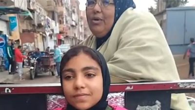 طالبة تعمل على تروسيكل لجمع البلاستيك بالمنوفية.. ووالدتها: زوجي مريض ونفسنا في معاش |بث مباشر 