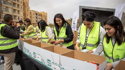 موظفو شركة HDP يشاركون في تعبئة كراتين الخير الغذائية