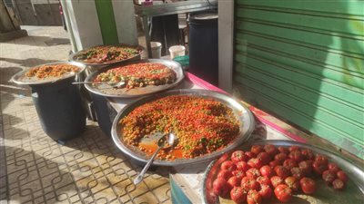 عمل من المكرونة والبطاطس مخلل| رمضان فلفل.. 25 عاما من الابتكار في تصنيع المخللات بالإسكندرية