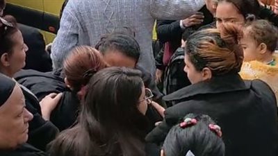 انهيار أسر الرهبان الثلاثة شهداء جنوب إفريقيا لحظة خروج جثامينهم بعد انتهاء صلاة التجنيز | بث مباشر