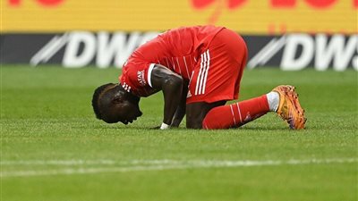 خلال طلبه التقاط صورة مع السنغالي.. أحد المشجعين يُفاجأ بتصرف ماني| فيديو