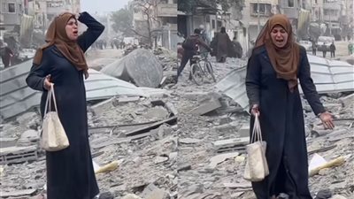 ذهبت لتحضير الطحين وعادت وجدتهم تحت الأنقاض.. أم فلسطينية بعد قصف منزلها: كلهم جوا وين أشوفهم؟