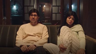 مسلسل أشغال شقة الحلقة 10.. حمدي وياسمين يحلقان شعرهما للتخلص من القمل