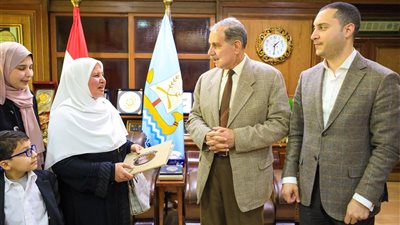 محافظ كفر الشيخ يكرم الأم المثالية وفاء أحمد الثانية على الجمهورية 