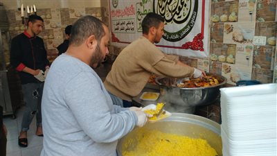500 وجبة يوميًا.. القائمون على مطبخ بنهاي الخيري بالمنوفية: بنطبخ أجود الطعام لأنه مقدم لربنا| صور