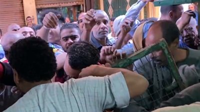 زحام للحصول على السلطة المجانية في الأقصر.. وأحد القائمين عليها: عادة سنوية بقالها 60 سنة في العيلة| بث مباشر 