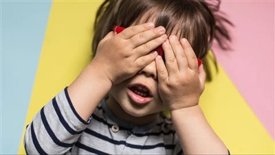 الأطفال أكثر عرضة للإصابة بالعمى.. وطبيب يوضح السبب