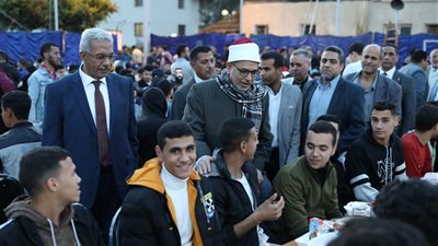 رئيس جامعة الأزهر يتناول الإفطار وسط الطلاب.. ويوجه الشكر لـ الإمام الأكبر لعنايته بهم
